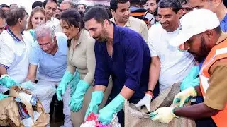 CM Devendra Fadnavis wife Amrita ,Akshay Kumar working together in ganpati visarjan 