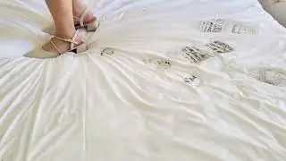 Dirty Boots & High Heels Trampling Bed - Two Girls Crush Pillows两个女孩分别用脏的黑靴和高跟鞋踩床和床上的枕头
