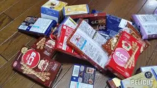 dalawang bag chocolate at ramen dadalhin pag uwi