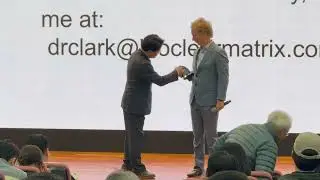 바이오클리어 서울컨퍼런스(250216)를 마치고 바이오클리어 창시자  닥터 데이비드클락에게  감사장 수여 중 입니다.