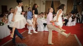 O πιο τρελός πρώτος χορός ζευγαριού που έχετε δει!!!
