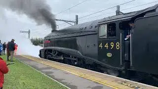 Sir Nigel Gresley and D1935 leaving Newbury racecourse back in December of 2022