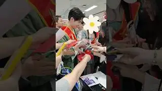 How to signs all the fan's photos 🤩 Yang Yang #yangyang #wangchuran #cdrama #chinesedrama #杨洋 #yang