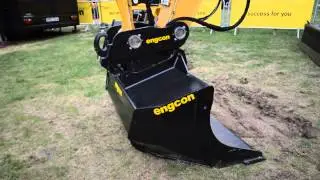 Engcon Q-Safe quick hitch demonstration during MaskinExpo 2013