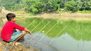 Unbelievable Hook Fishing || Expert Fishermen Hunting Fish By Bamboo Tools Hook In The River 