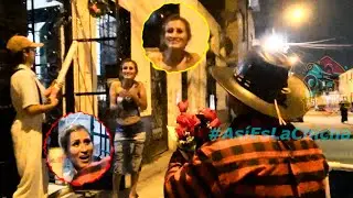 EMOCIONADA RECIBE AL 