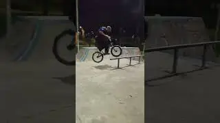BMX - 180 crooked no corrim&atilde;o #bmxplus #bmxforever #bmx #automobile #mtb #grau #bike #dirtbike