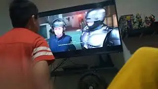 Mi hermano juega por primera a robot cop