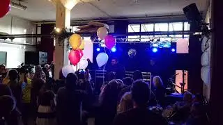 Django Wagner zingt over de Audiocenter K-LA28-DSP line array set.