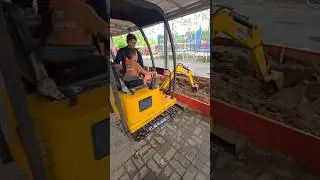 azam lagi liat orang naik beko#trendingshorts