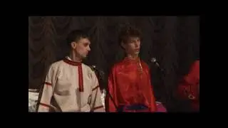 Песня под гармонь «Вдоль по улице метелица метёт». Исполняют Юрий Виндт, Владислав Новиков.