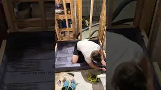 как я сделал пол в душевой кабине гидроизолированным 💦 #душевойподдон #водонепроницаемый #сделай сам
