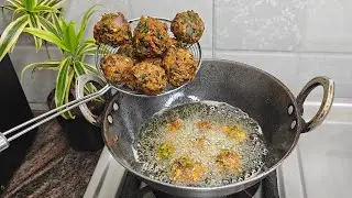 Aloo Palak Pakoda || Ramadan Special Crunchy Pakode Recipe By Farhana Cooking 
