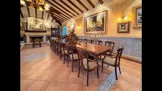 Finca rural de lujo de estilo colonial con múltiples construcciones y piscina
