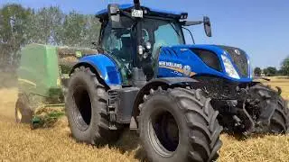 Strohbergung mit einem New Holland T7 225 und einer John Deere 960