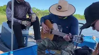 Rodolffo Fernando e Maiara na pescaria cantando MARCA EVIDENTE