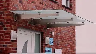 Das Glasdach Spada ist ein elegantes Vordach mit Edelstahl-Schwertern