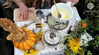 de kruidenheksen maken natuurlijke verzorgende lip balm met de kracht van wilde planten
