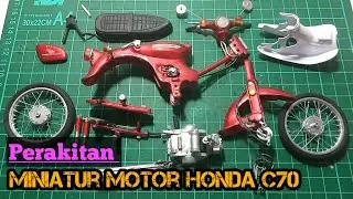 Assembling miniature motorcycle Honda C70