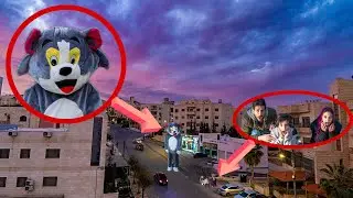 اتصلت انا وماشا على توم المتكلم وعائلته هاجمتنا في السوبر ماركت !! مخيف