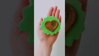 Love Burger Bath Bomb : LUSH Valentine's Day 2025