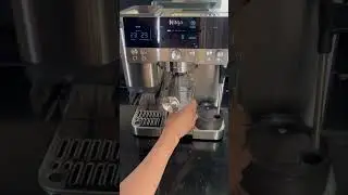 Making a delicious instant cold brew with Ninja Luxe Caf&eacute; on a hot September afternoon ~🧊☕️😋