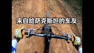 带外国车友在重庆骑车