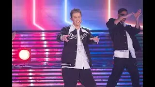Oskar Cyms jako Bartek Wrona z Just 5 - Twoja Twarz Brzmi Znajomo