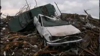 Tornado leaves scores dead in US city