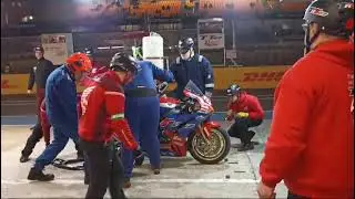 Arr&ecirc;t au stand 24 heures moto !! 12 secondes