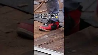 Чуть не провалился сквозь 80-летнюю крышу😳