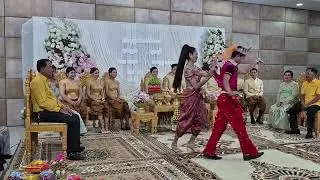 ពិធីកាត់សក់បង្កក់សិរីសួស្តីដល់កូនប្រុសស្រី។