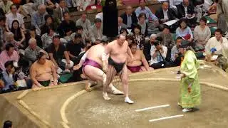 Takarafuji (3-8) - Chiyoshoma (3-8) , Sumo : Natsubasho '17