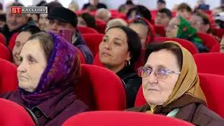 COSULA În zi de sărbătoare,  satul românesc își strânge copiii și bătrânii,  la sezatoare