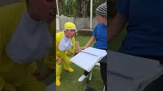 Mam&aacute; dijo que no te levantes de esa silla 👶😂  #humor