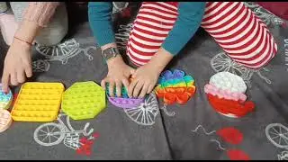 joaca cu pop it-uri cu matusa