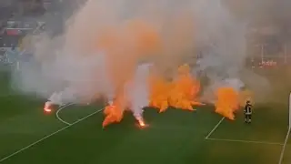Genoa - Lazio | Protesta e fumogeni in campo della Gradinata Nord al 15' , 23/04/2025
