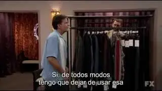Charlie Sheen usa su antigua camisa en Anger Management