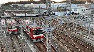 出場前の京急線新型車両1702-8〜1702-1編成と21A回送1701-8、77H特急押上行き605-8、35回送1480、61H特急青砥行き1064、都営浅草線01T特急京成高砂行き5511-8！