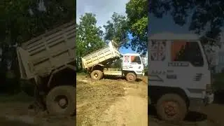 5 ton land truck is stuck trapped by an Help excavator #editcar #excavators