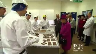 Queen Elizabeth visits Mars chocolate factory