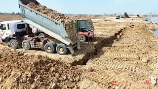 Excellent skills 24ton dump trucks dumping soil on landslide with shantui dh17c3 bulldozer push dirt