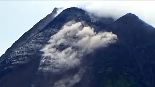 Batu Besar Material Vulkanik Merapi Ambrol Meluncur Tabrak Tebing