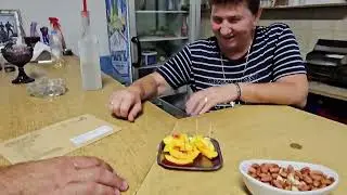Στο καφενείο στο Κάτω Ζαρό. Το κέρασμα πάντα με το χαμόγελο
