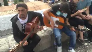 Duo de guitarra en El mirador de San Nicolás en Granada.