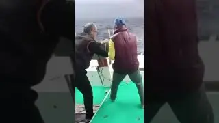 throwing mainline Taiwan fishing boat operation catch king mackerel using artificial bait #fishing