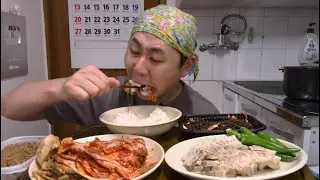 수육에 쌩지(생김치) 백반입니다 땡초 맵기가 사람 잡지만 된장 푹 찍어서 먹는건 좋습니다 먹방MUKBANG