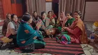 वैध बनकर के गोकुल से मोहन चले, उनका बरसाने जाना गजब हो गया। सब जड़ी बूटियों से थी झोली ..