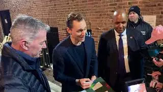 Tom Hiddleston wita fan&oacute;w i podpisuje ogromny Loki Funko Pop
