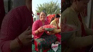 इतना सारा गाजर कद्दकस करने के बाद😅😅 मेरी बुआ की बातें जरूर सुनना😆😆